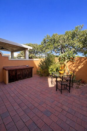 Family Townhome, 2 Bedrooms, Kitchen, Resort View | Outdoor dining - Gold Coast Aruba  (Noord)