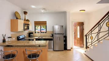 Familie resortwoning, 2 slaapkamers, keuken, uitzicht op resort | Privékeuken | Een koelkast met diepvriezer, een microgolfoven, een oven, een kookplaat