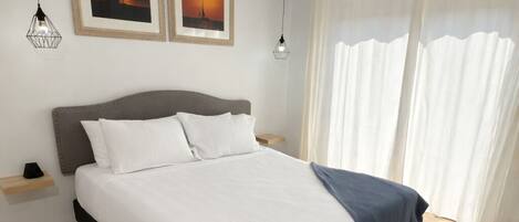 Familie resortwoning, 2 slaapkamers, keuken, uitzicht op resort | Een kluis op de kamer, een bureau, een laptopwerkplek