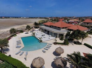 5 piscines extérieures, cabanons gratuits, parasols de plage