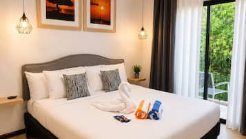 Family Townhome, 2 Bedrooms, Kitchen, Resort View | In-room safe, desk, laptop workspace, blackout curtains