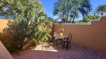 Casa de ciudad familiar, 2 habitaciones, cocina, vista al resort | Restaurante al aire libre