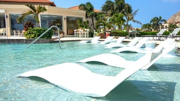 5 outdoor pools, free cabanas, pool umbrellas