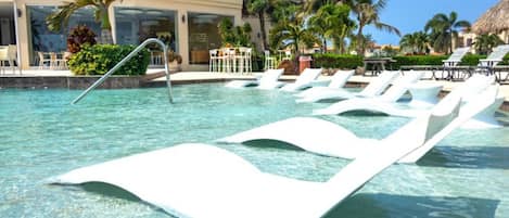 5 outdoor pools, free pool cabanas, pool umbrellas