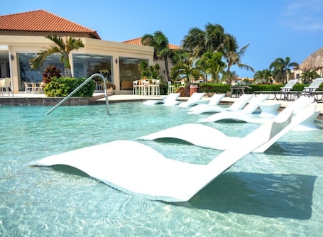 5 piscinas al aire libre, camas de piscina gratis, sombrillas. Gold Coast Aruba