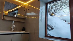 Alpehytte – senior, utsikt mot høyde | Utsikt fra rommet