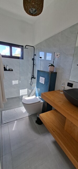 Shower, hair dryer, towels, soap - 3 bedroom Villa Iguana - 5 min to the beach - "SunSeaBeach" (Las Galeras)