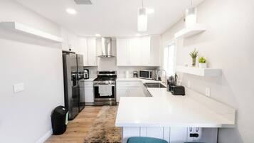 Refrigerador, microondas, horno y lavavajillas