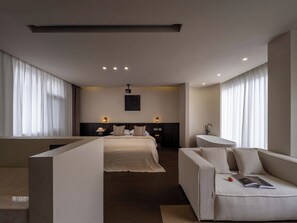 Superior tweepersoonskamer | Een gratis minibar, een bureau, verduisterende gordijnen, gratis wifi