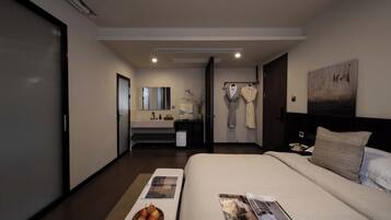 Chambre Double Romantique | Articles gratuits dans le mini-bar, bureau, rideaux occultants