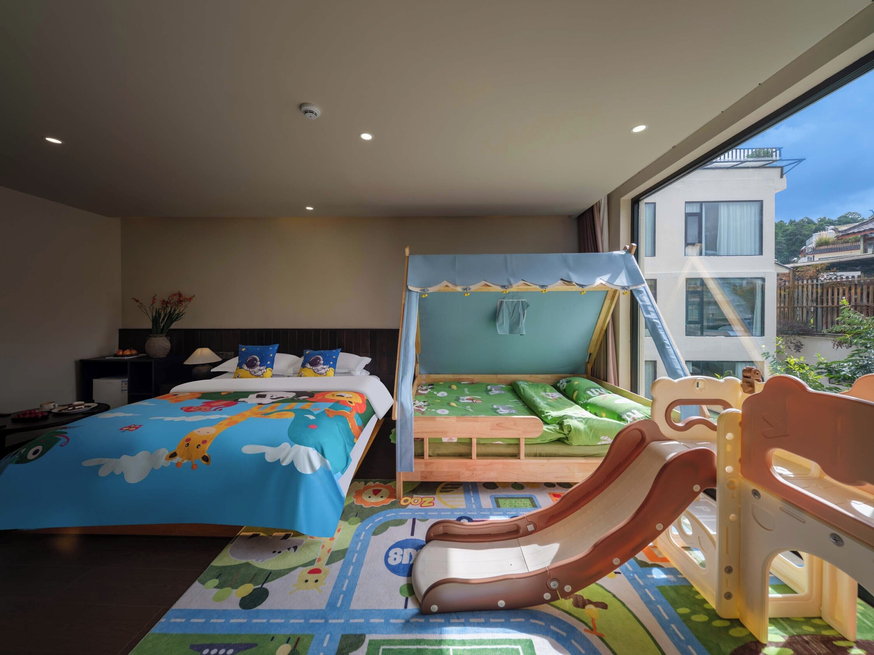 Articles gratuits dans le mini-bar, bureau, rideaux occultants