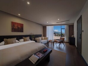 Free minibar, desk, blackout curtains, free WiFi - Lijiang Ancient City Hitone Resort (Lijiang)