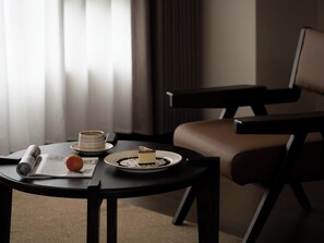 Articles gratuits dans le mini-bar, bureau, rideaux occultants