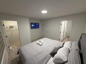 3 habitaciones, tabla de planchar con plancha, wifi y ropa de cama