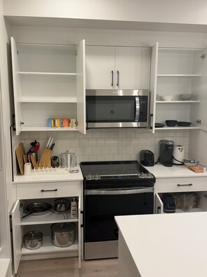 Microondas, horno, placa de cocina, lavavajillas