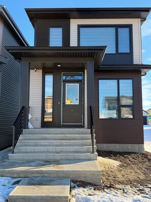 Exterior detail - B-signature AIR B and B 20mins from EDM Airport (Edmonton)