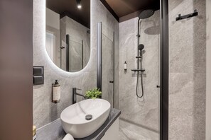 Design-Studiosuite, Nichtraucher, Kochnische | Badezimmer