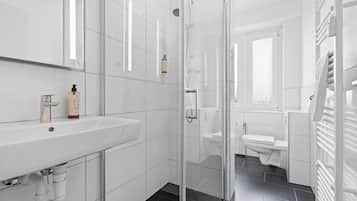 Doccia, asciugacapelli, asciugamani, sapone