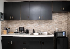 Micro-ondas, cafeteira/chaleira, talheres/pratos/utensílios de cozinha