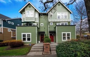 Exterior - A marvelous 3-bedroom townhome in lovely Seattle  near children’s hospital (Seattle)