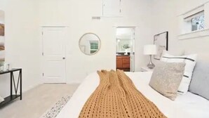 A bedroom with a bed, a bedside table, a lamp, a mirror, and a door. - A marvelous 3-bedroom townhome in lovely Seattle  near children’s hospital (Seattle)