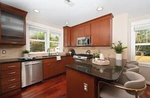 Private kitchen - A marvelous 3-bedroom townhome in lovely Seattle  near children’s hospital (Seattle)