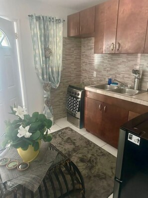 Microwave, oven - Cozy Oasis |5 mins to Beach & Downtown (Nassau)