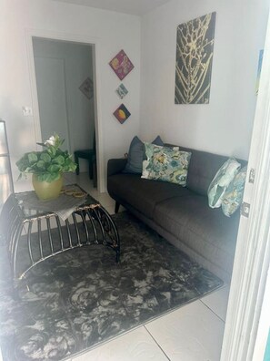 TV - Cozy Oasis |5 mins to Beach & Downtown (Nassau)