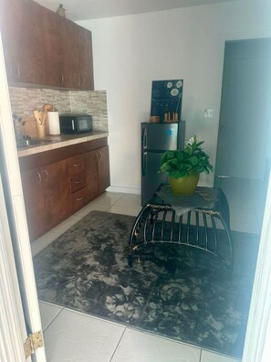 Interior - Cozy Oasis |5 mins to Beach & Downtown (Nassau)