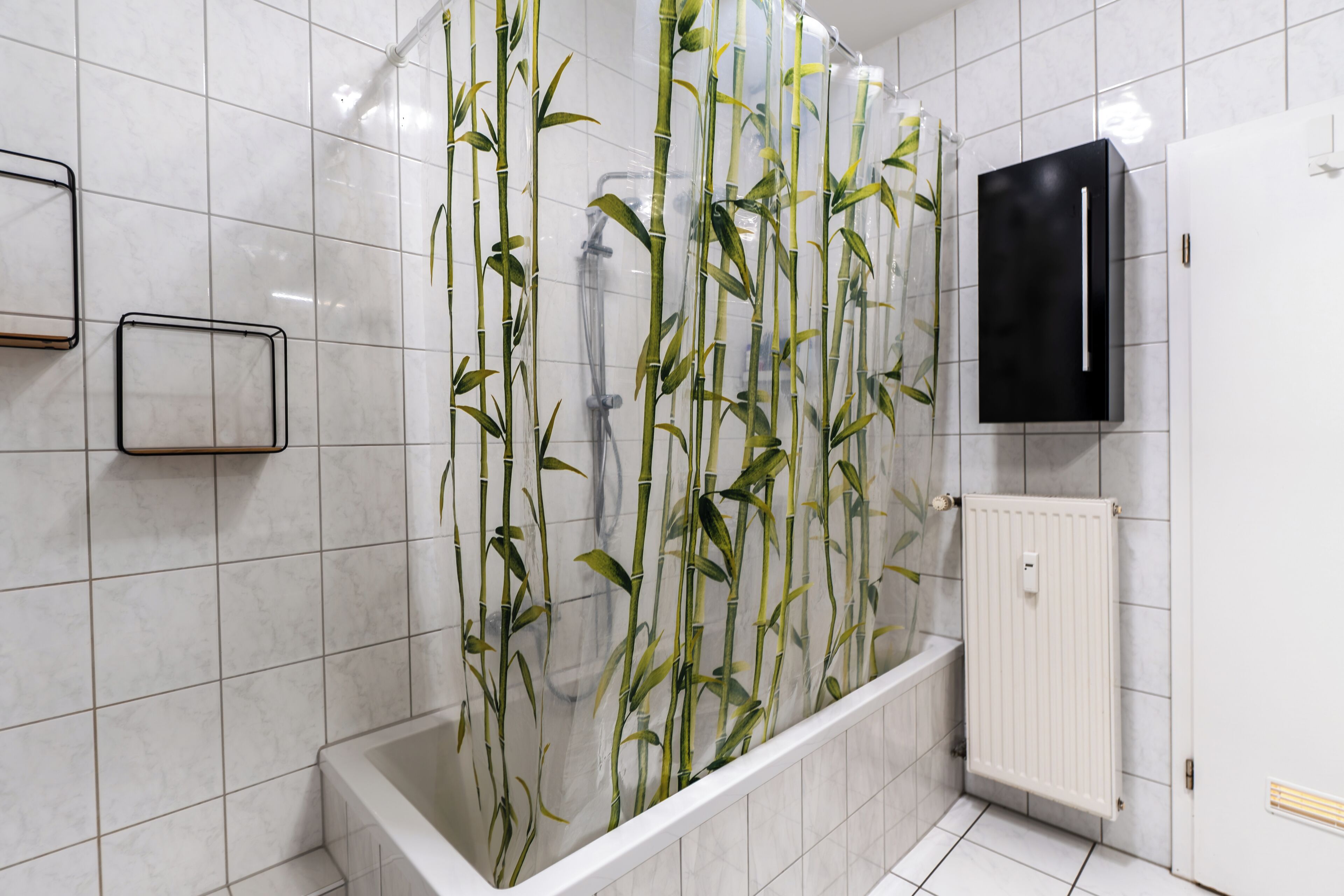 Sèche-cheveux, serviettes fournies, savon, papier toilette