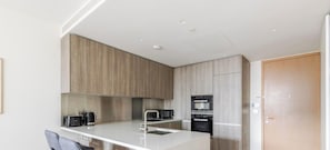 Jääkaappi, mikroaaltouuni, uuni, astianpesukone