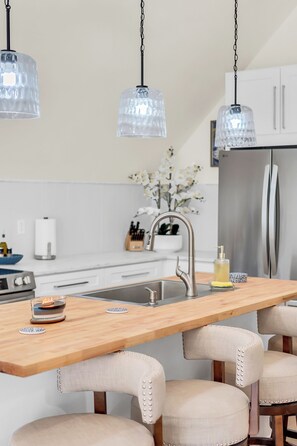 Fridge, microwave, oven, stovetop - Serene getaway, refreshing, King bed, 75" smart TV (Christiana)