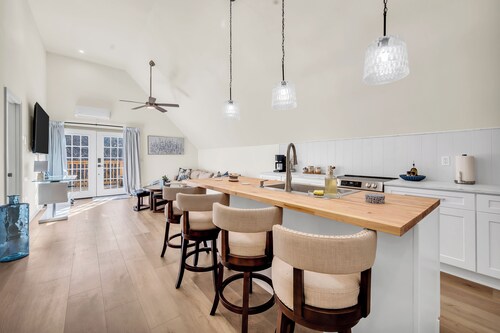 Serene getaway, refreshing, King bed, 75" smart TV