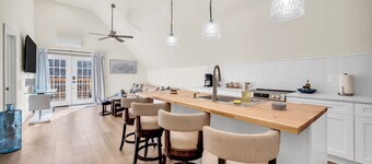 Serene getaway, refreshing, King bed, 75" smart TV