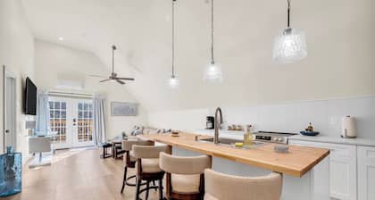 Serene getaway, refreshing, King bed, 75" smart TV