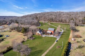 Property grounds - Serene getaway, refreshing, King bed, 75" smart TV (Christiana)