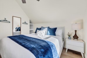 2 bedrooms, desk, iron/ironing board, free WiFi - Serene getaway, refreshing, King bed, 75" smart TV (Christiana)