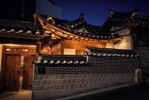 Hanok hideaway in Dongdaemun + private jacuzzi