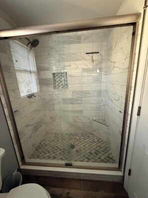 Shower, towels, toilet paper - Adorable 3-bedroom house with AC in lovely Woodbine (Woodbine)