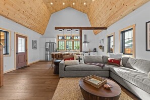 TV - Modern Vermont Barn Home-Bright & Open-Near Stowe (Morrisville)