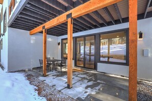 Outdoor dining - Paradise on Pioneer - Pool Table + Fire Pit + Luxury (South Lake Tahoe)
