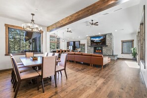 Dining - Paradise on Pioneer - Pool Table + Fire Pit + Luxury (South Lake Tahoe)