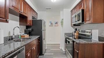 Refrigerador, microondas, horno, placa de cocina