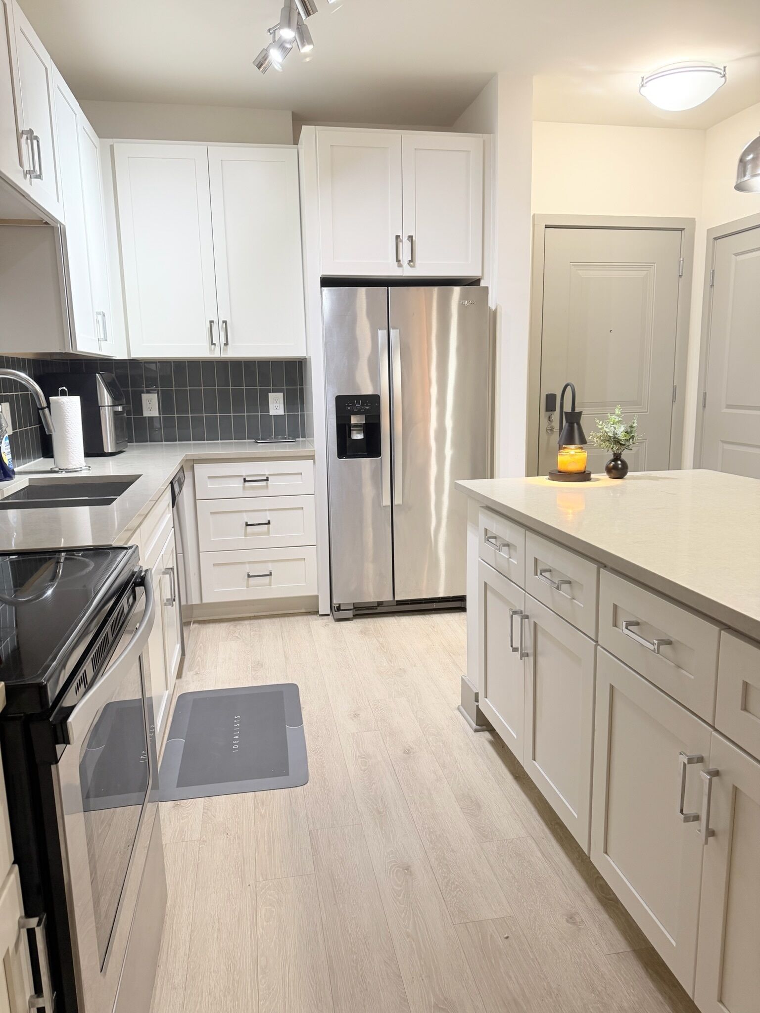 Een magnetron, een oven, een kookplaat, een vaatwasser