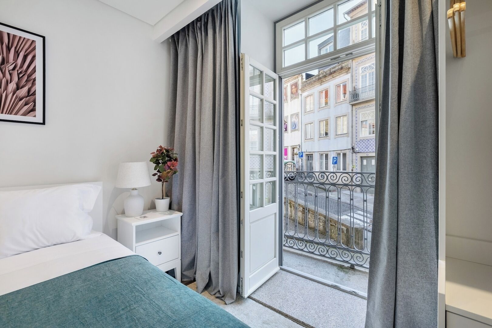 Tabla de planchar con plancha, cuna de viaje, wifi y ropa de cama