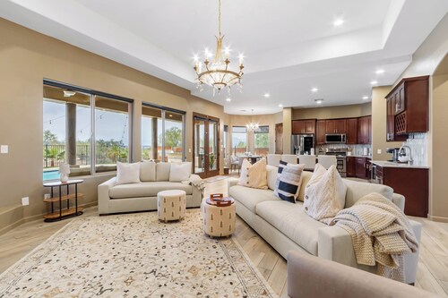 Scottsdale Little Common Farm: Luxurious 4-bedroom retreat in scenic Scottsdale.