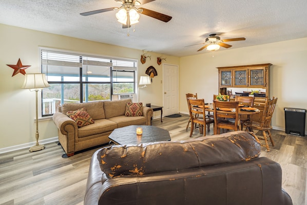 Books - Red Horse Ranch | 200 Acres, Trails & Nature Views (Blanco)
