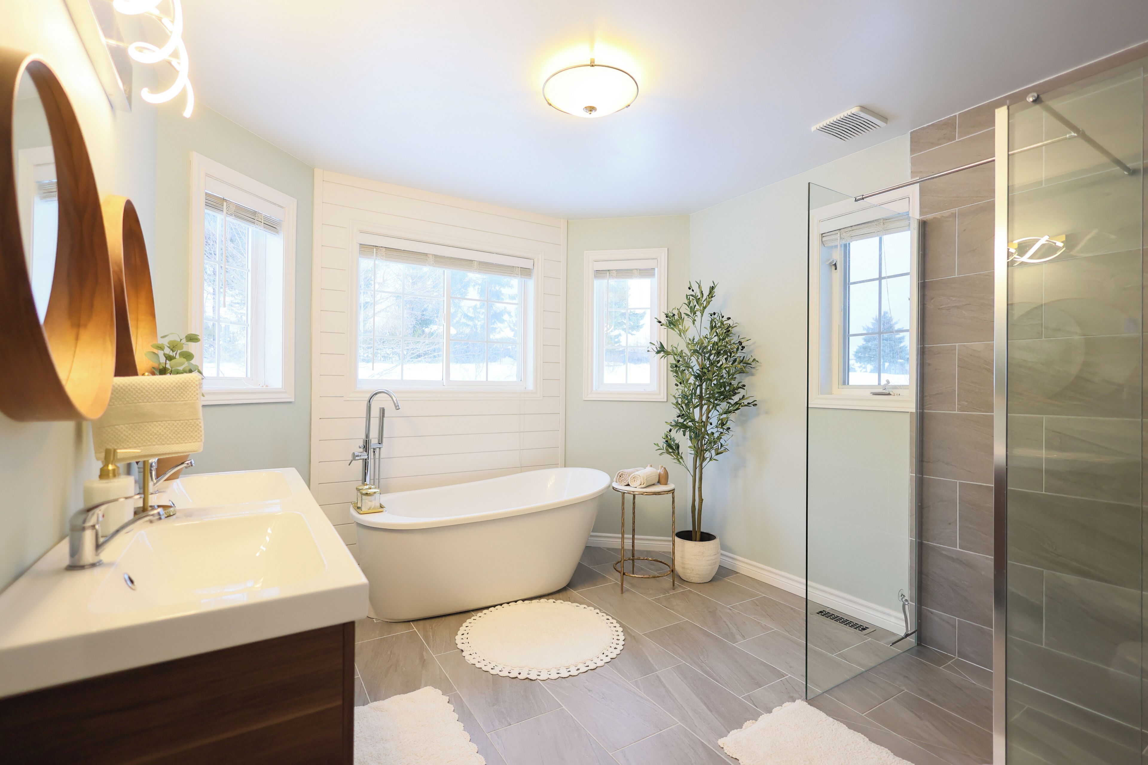 Jetted bath, hair dryer, towels, soap