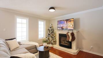 Älytelevisio, takka, pöytäjalkapallopöytä