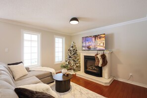 Älytelevisio, takka, pöytäjalkapallopöytä